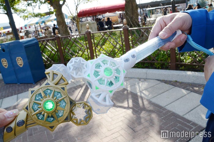 キャストの持つ「クリスタルコンパス」と連動/「東京ディズニーシー15周年“ザ・イヤー・オブ・ウィッシュ”」(C)モデルプレス