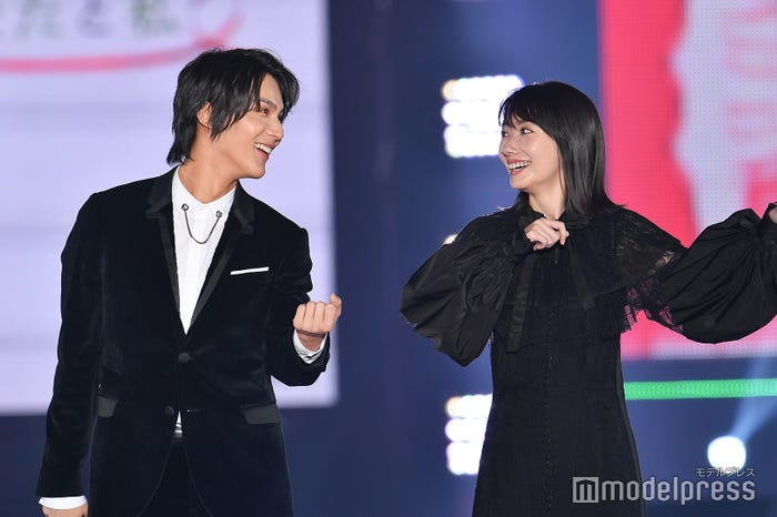中川大志、波瑠 (C)モデルプレス