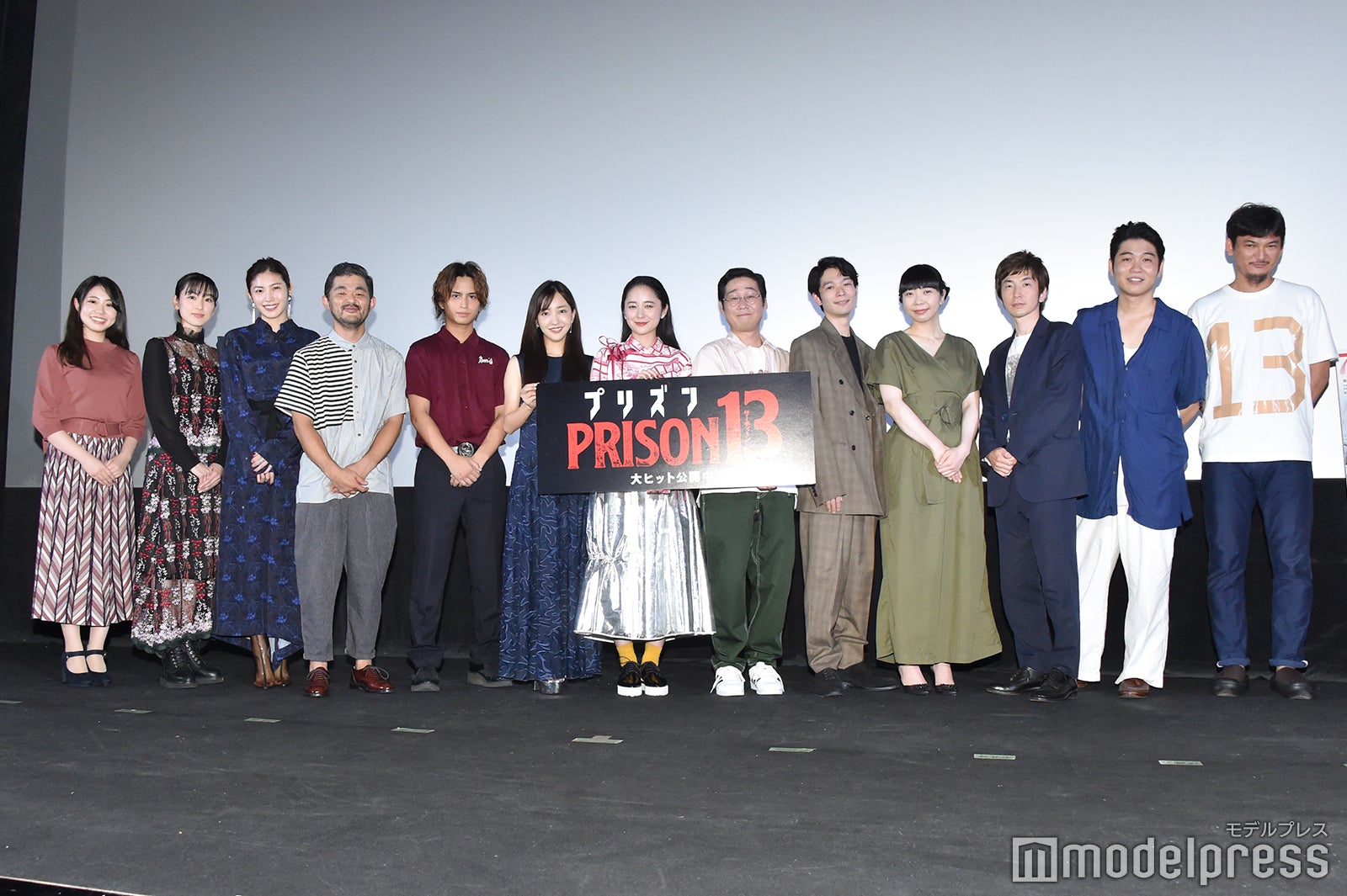 （左から）近野萌子、宮下かな子、立石晴香、芹澤興人、中島健、板野友美、堀田真由、前野朋哉、岩井拳士朗、伊藤麻実子、岡部尚、岡本智礼、渡辺謙作監督 （C）モデルプレス