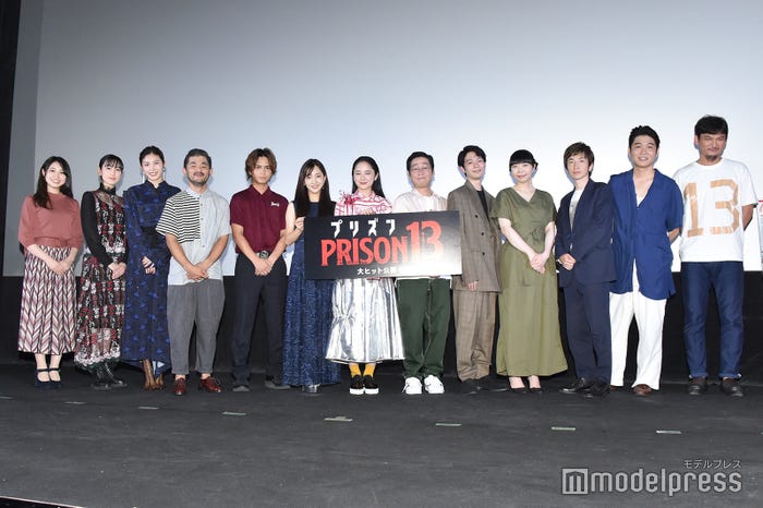 (左から)近野萌子、宮下かな子、立石晴香、芹澤興人、中島健、板野友美、堀田真由、前野朋哉、岩井拳士朗、伊藤麻実子、岡部尚、岡本智礼、渡辺謙作監督 (C)モデルプレス