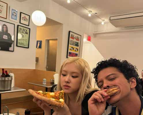 BLACKPINKロゼ、ブルーノ・マーズとピザ頬張る2ショット公開「ジェニも行ったお店?」「変装してないの驚き」の声