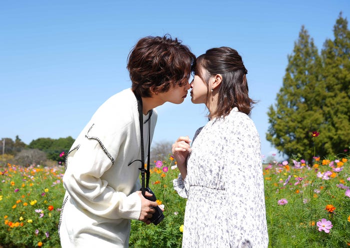 草川拓弥、佐津川愛美「サブスク不倫」(C)「サブスク不倫」製作委員会・MBS