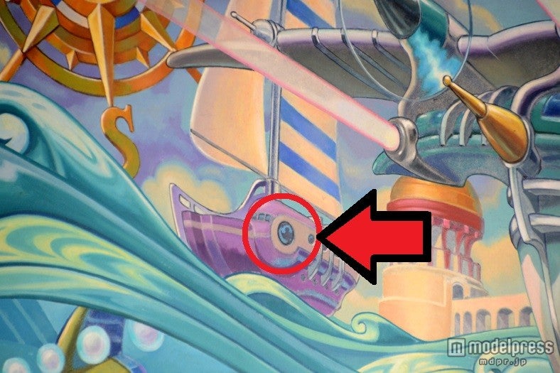 窓にミッキーのシルエット