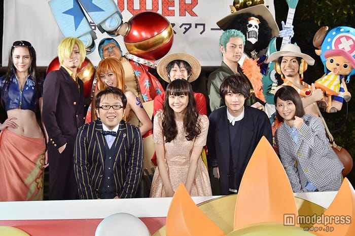 『ONE PIECE』麦わらの一味と記念撮影する(写真左から)天野ひろゆき、松井愛莉、神木隆之介、福田彩乃