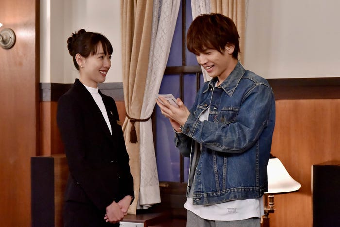 戸田恵梨香、岩田剛典/「崖っぷちホテル!」第2話より(C)日本テレビ