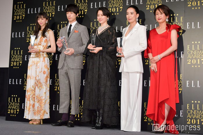 (左から)中条あやみ、坂口健太郎、長澤まさみ、河瀨直美監督が各賞を受賞(C)モデルプレス