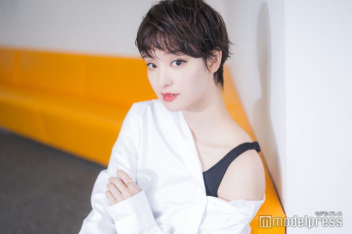 剛力彩芽/ヘアメイク:高城裕子、スタイリスト:津野真吾(impiger)、衣装協力:alexanderwang(C)モデルプレス