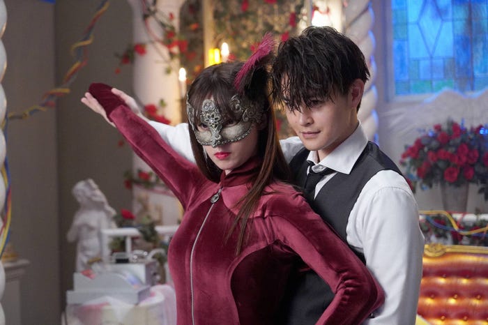 (左から)深田恭子、瀬戸康史(C)フジテレビ