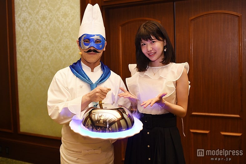 マジカルシェフと記念撮影／モデル：河西里音