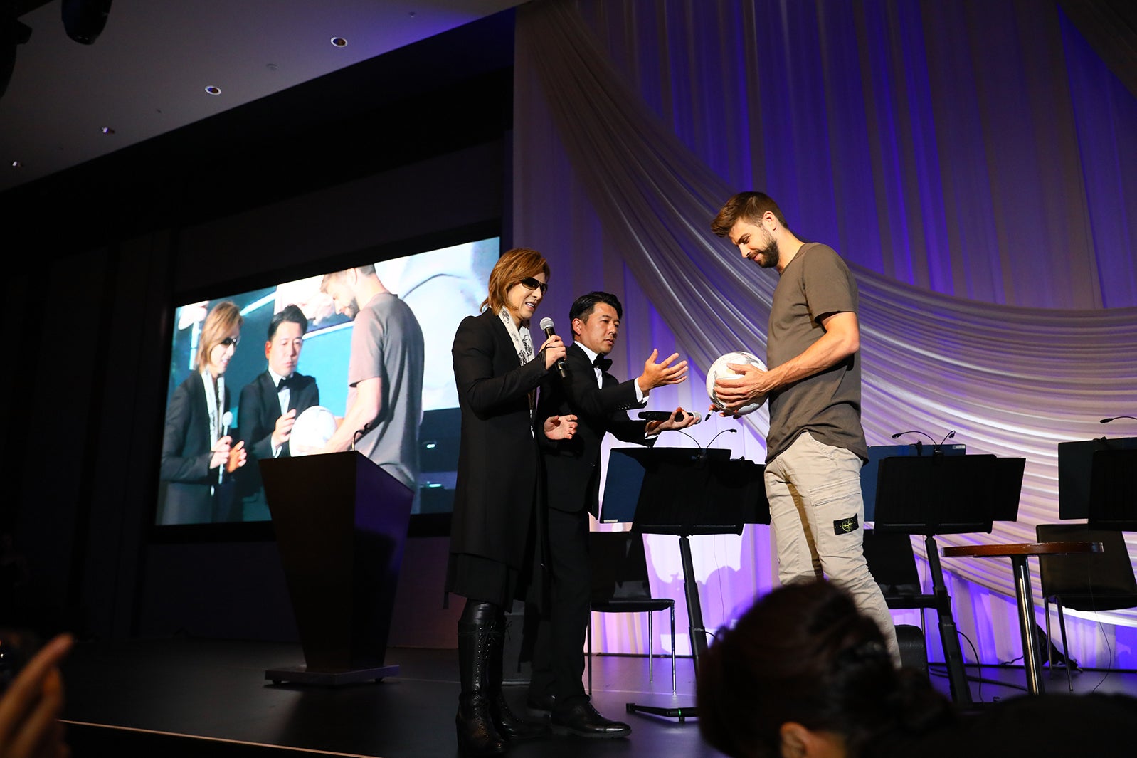 （写真右）ジェラール・ピケ選手（提供写真）