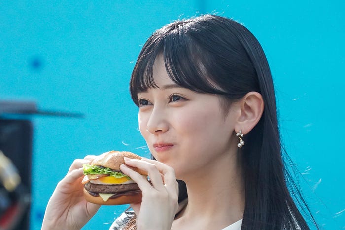 池田瑛紗「サムライマック『二兎を追ってもいいじゃないか。』」篇/撮影カット(提供写真)