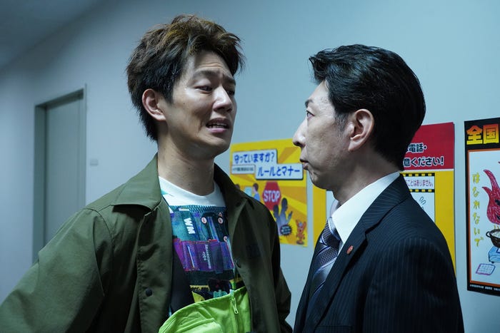 工藤阿須加、篠井英介/「ニッポンノワール―刑事Yの反乱―」第1話より(C)日本テレビ