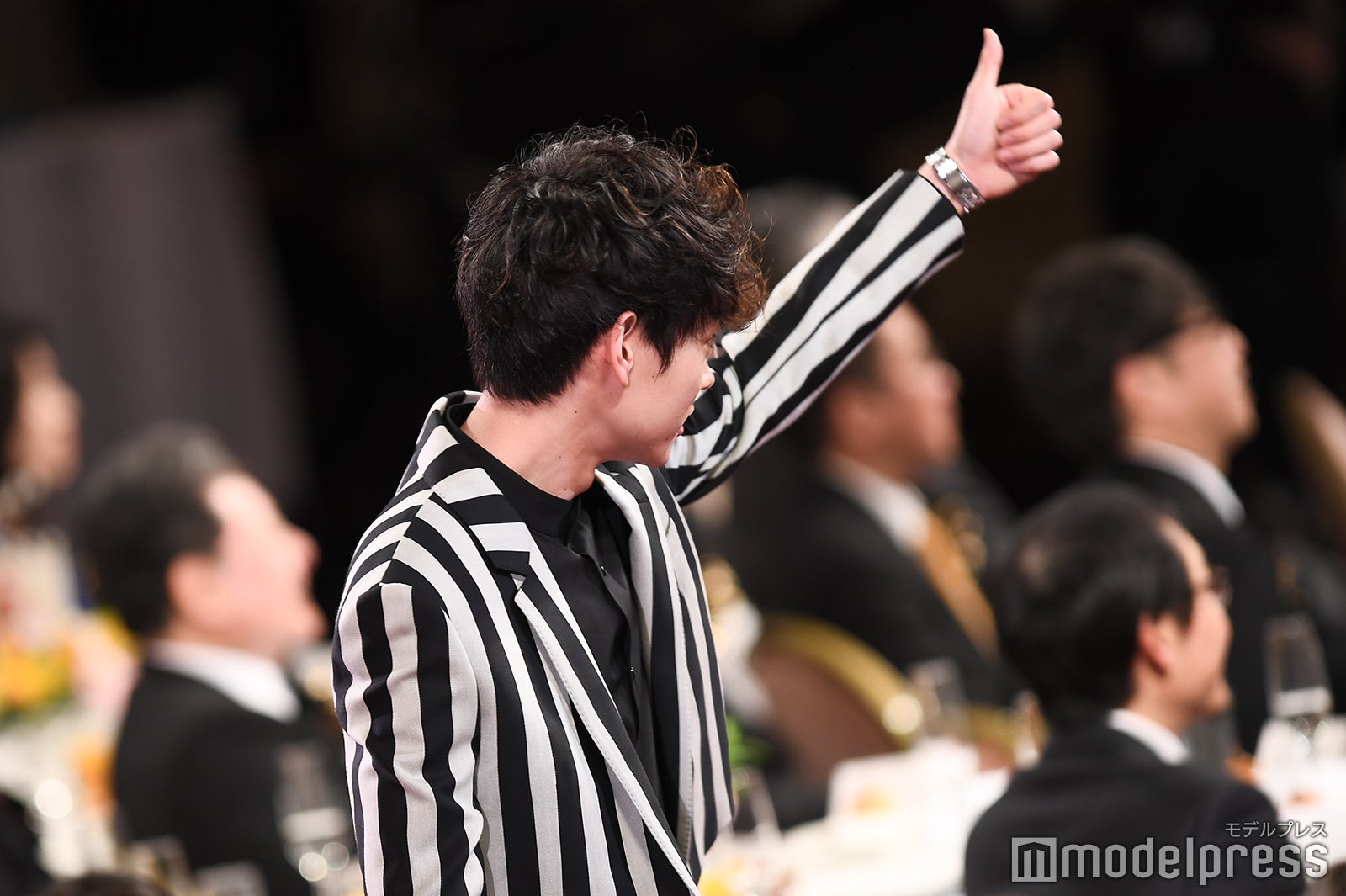 受賞者を祝福する菅田将暉（C）モデルプレス