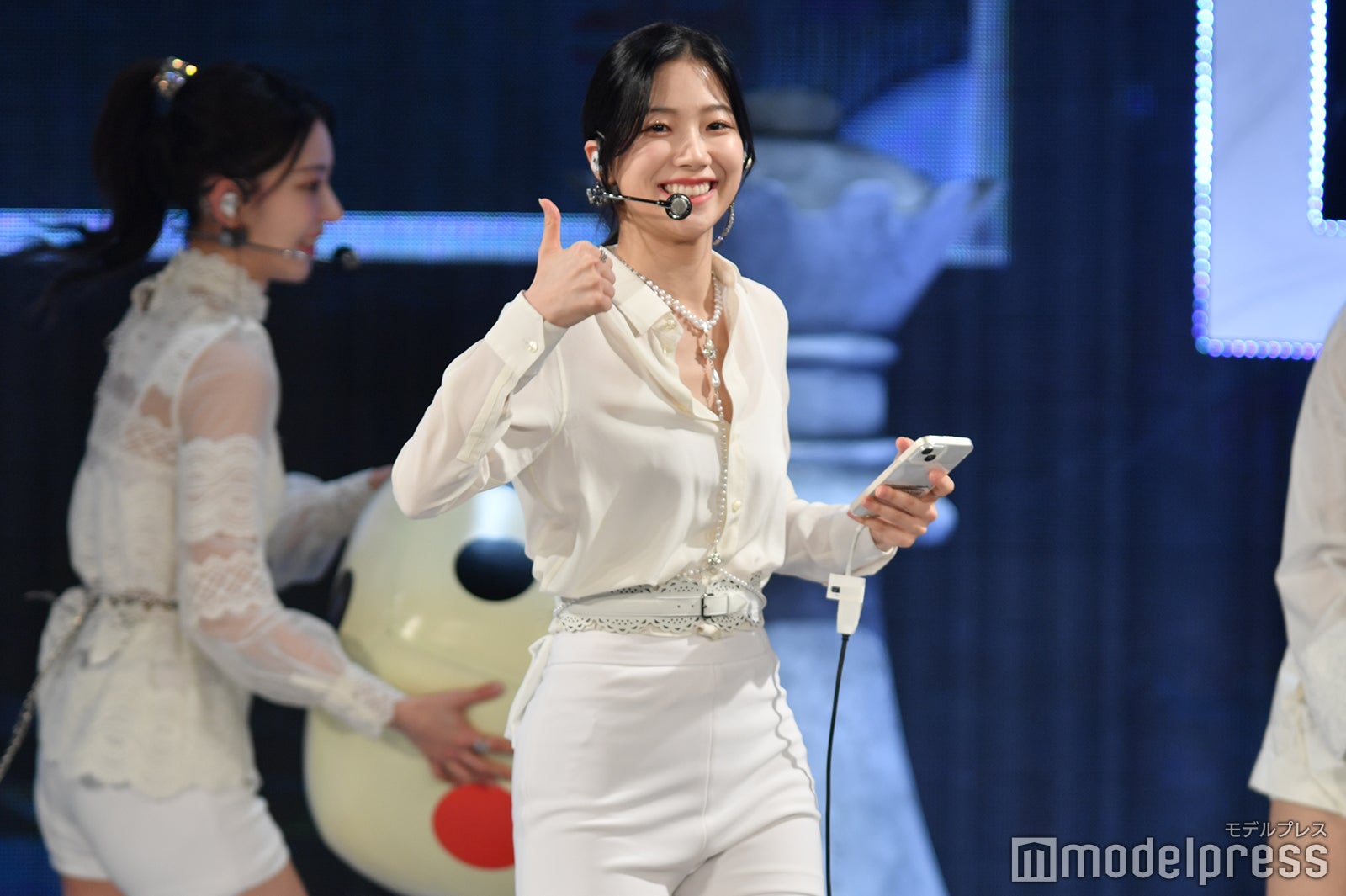 メール早打ちを見事成功させ得意気なKAZUHA （C）モデルプレス