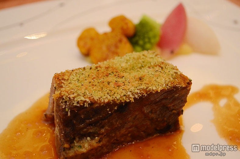 メイン料理「牛バラ肉のコンフィディアブル風　ベルシーソース」