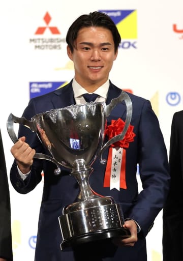 谷亮子さんが山本由伸と2ショ「夫から何より人柄が素晴らしいと」肩を並べ「あの体のどこから世界を」