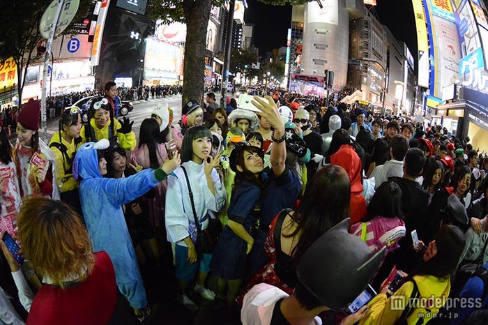 自撮りする人々/渋谷の街の様子