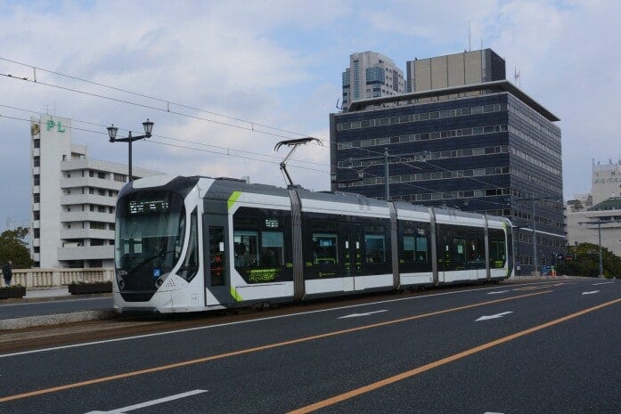 相生橋を渡るGreen mover APEX