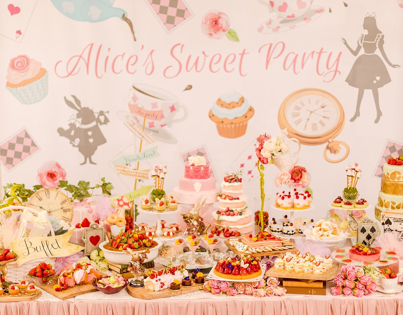 アリスのスイートティーパーティ ～不思議の国のいちご畑～ ／画像提供：ツカダ・グローバルホールディング