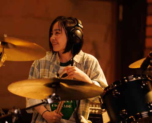 佐藤健が抜擢“TENBLANKのドラマー”宮崎優が話題 ドラム演奏姿・重要シーンの場面写真到着【グラスハート】