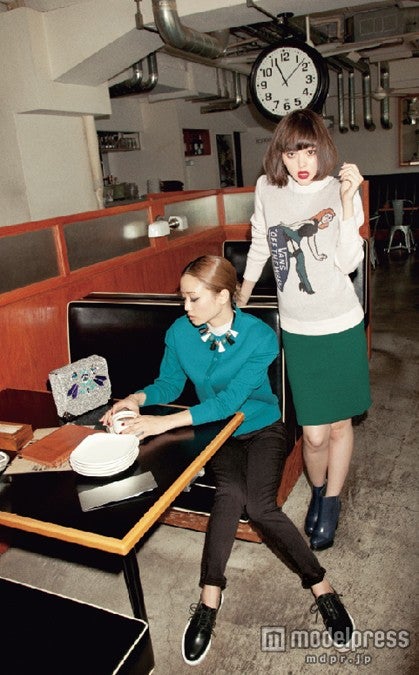 カジュアルアイテム＋「SLY」カラーが今季のおしゃれ術（モデル：宮城舞、玉城ティナ）