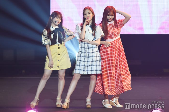 矢吹奈子、本田仁美、キム・ミンジュ (C)モデルプレス