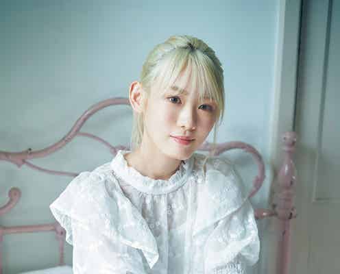櫻坂46小池美波、ベッドで美脚披露 3年ぶり「BOMB」ソログラビア<独占カットあり>