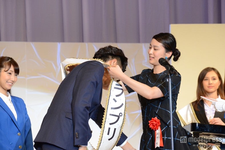 「第1回美ジネスマン＆美ジネスウーマンコンテスト」の審査員＆プレゼンターをつとめた武井咲