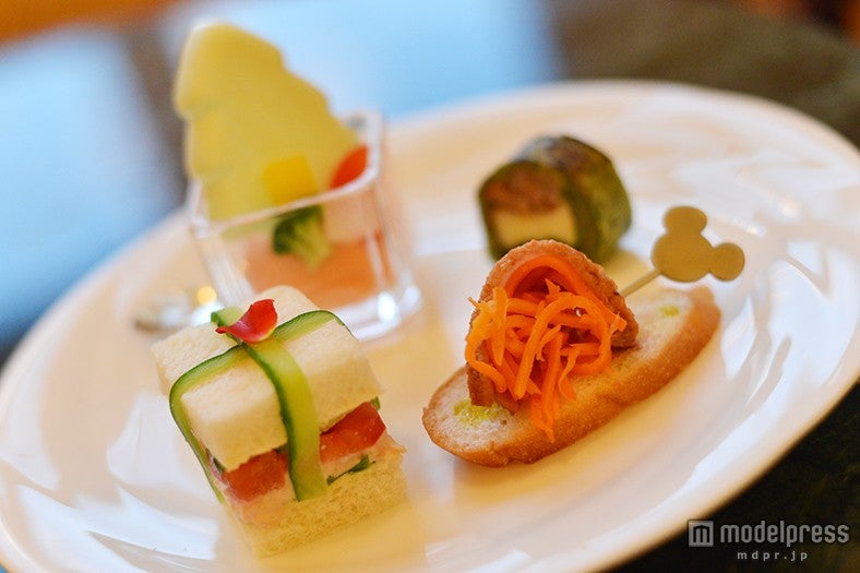 ツナサラダとキュウリのサンドウィッチ、鴨のローストとキャロットマリネのオープンサンド