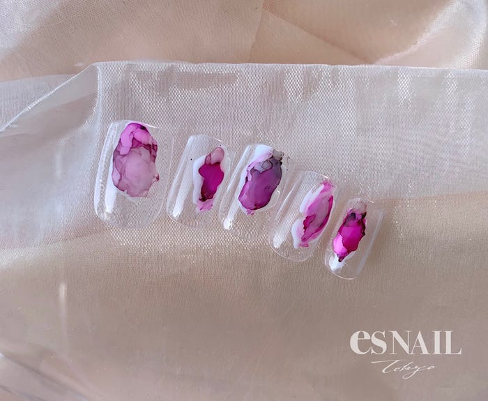 クリアベースならカラーが映える/インクネイル(提供画像:esNAIL)