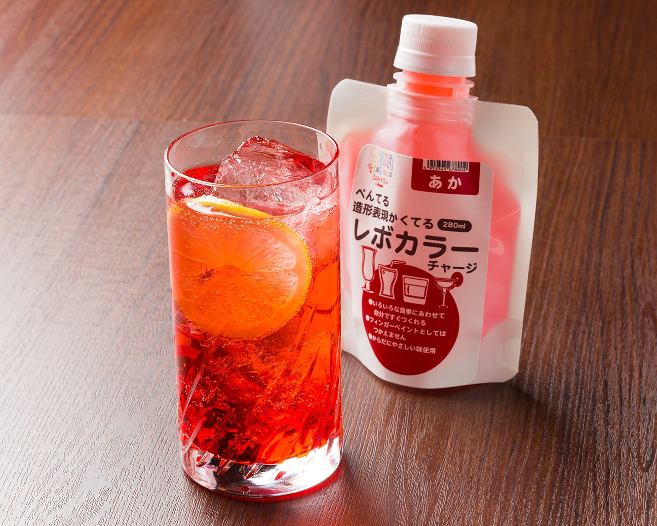 レボカラーチャージ赤／画像提供：GINZA RAKUGAKI Cafe＆Bar by Pentel