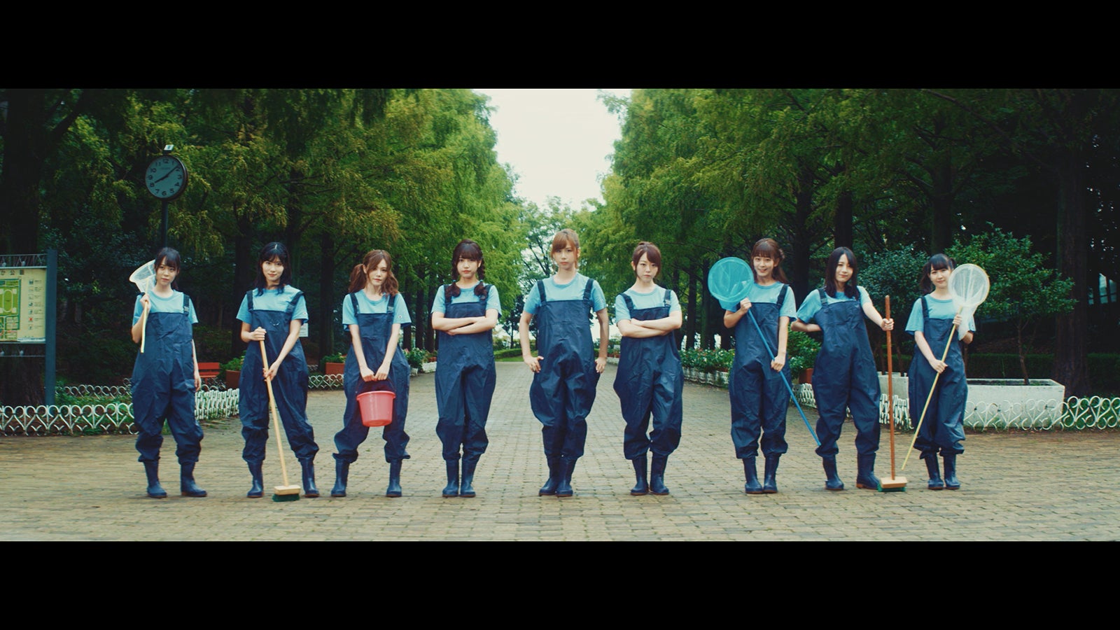 AKB48 池の水選抜「池の水を抜きたい」MVより（C）AKS／キングレコード