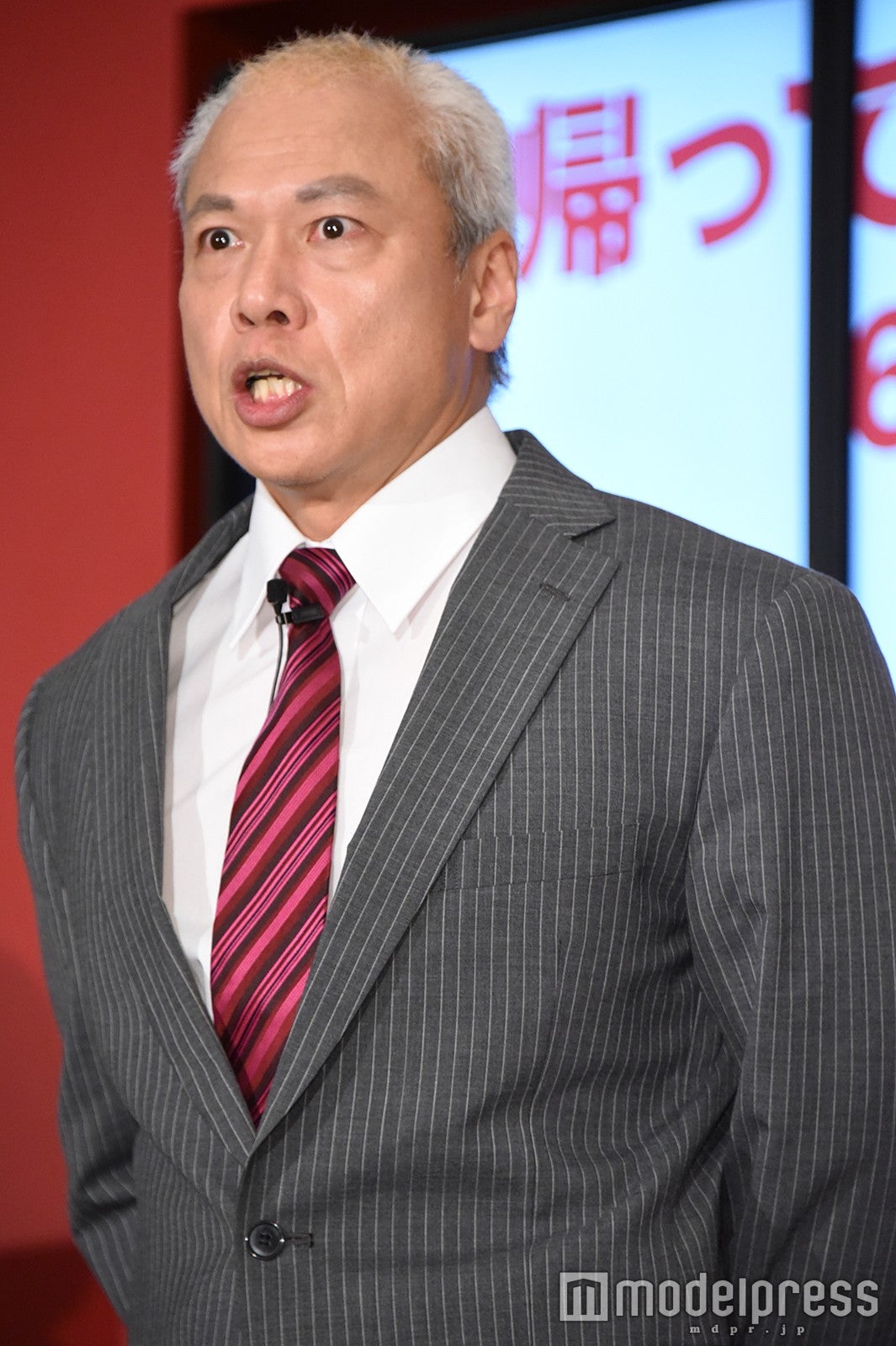 舛添要一東京都知事のモノマネをする松下アキラ（C）モデルプレス