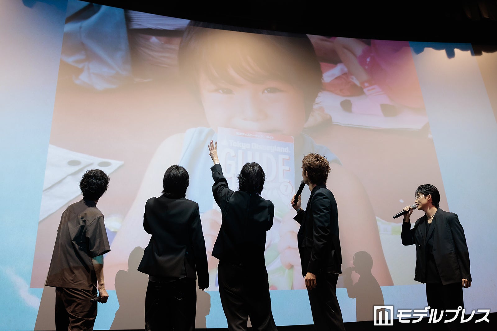 八村倫太郎の幼少期写真を見る一同（C）モデルプレス