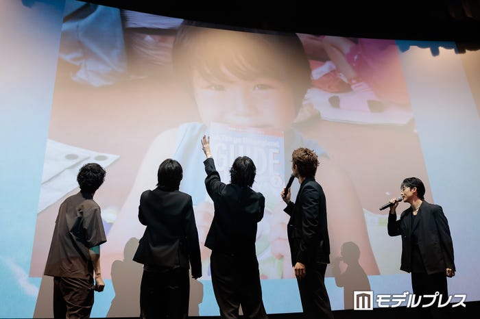 八村倫太郎の幼少期写真を見る一同(C)モデルプレス