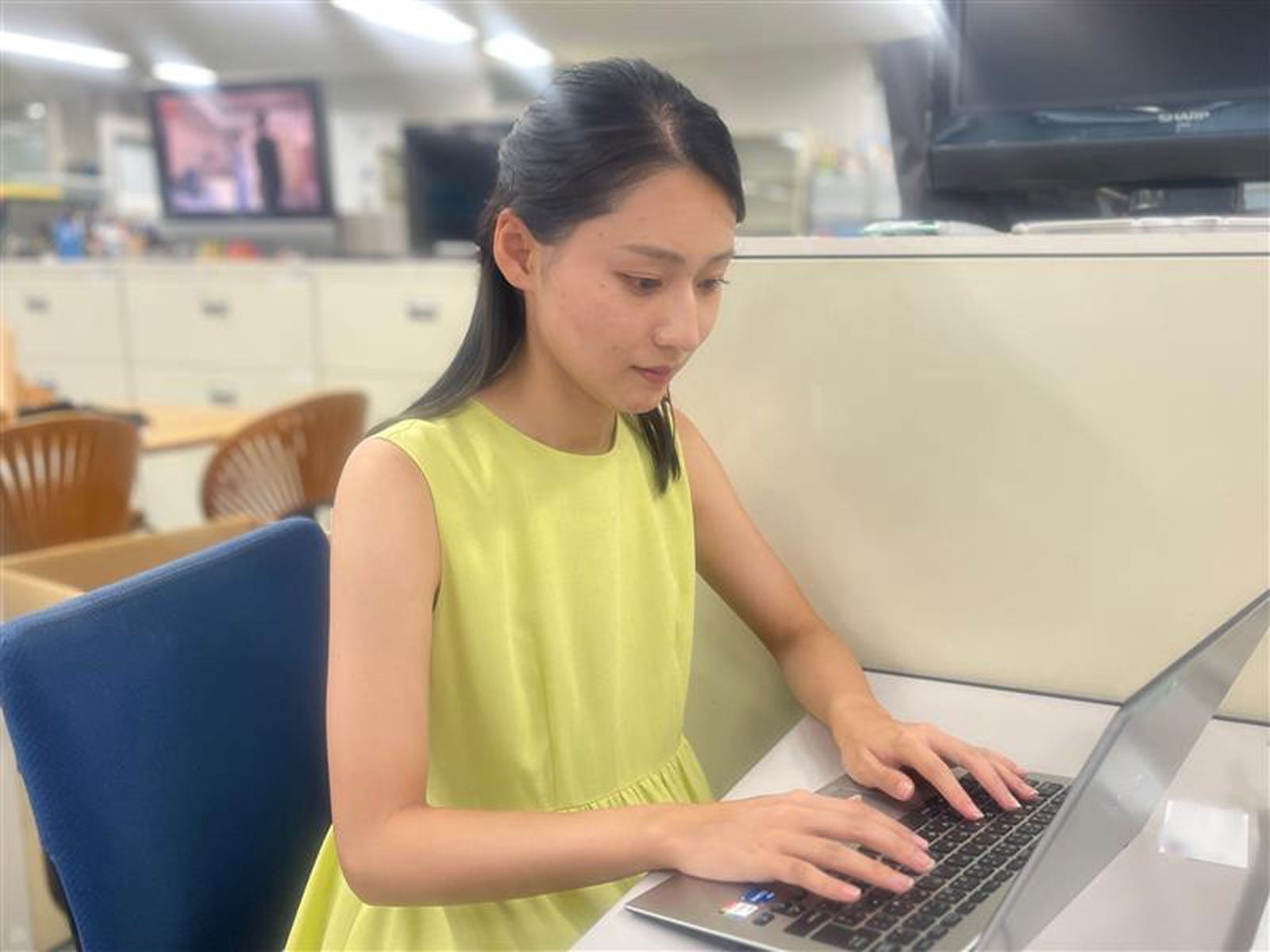 フィールドキャスター待機中10時頃～／宮本真綾アナ（提供写真）