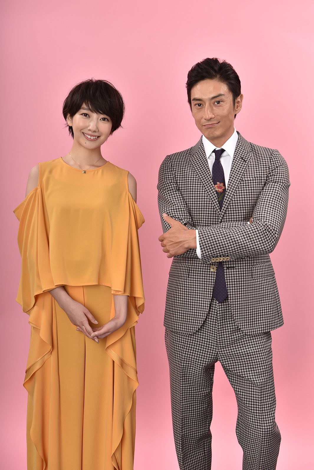 （左から）波瑠、伊勢谷友介（C）日本テレビ