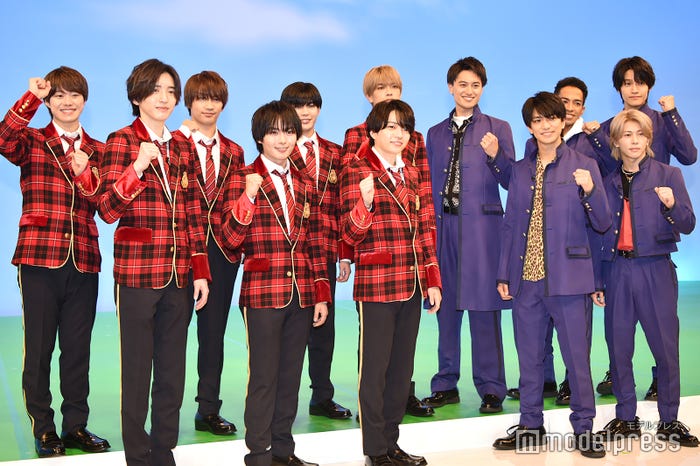 各々のガッツポーズを繰り広げるなにわ男子&Aぇ! group/なにわ男子(前列左から)道枝駿佑、大西流星、西畑大吾(後列左から)大橋和也、藤原丈一郎、長尾謙杜、高橋恭平/Aぇ! group(前列左から)正門良規、末澤誠也(後列左から)小島健、草間リチャード敬太、佐野晶哉(C)モデルプレス