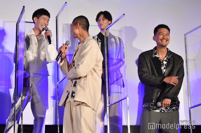 鳳仙の“ベテラン感”を自画自賛する坂口涼太郎に笑う鳳仙メンバー (C)モデルプレス
