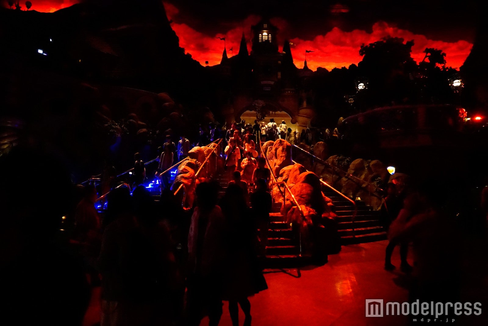 ゾンビウイルスが蔓延した夜のピューロランド（C）2016 SANRIO CO., LTD.