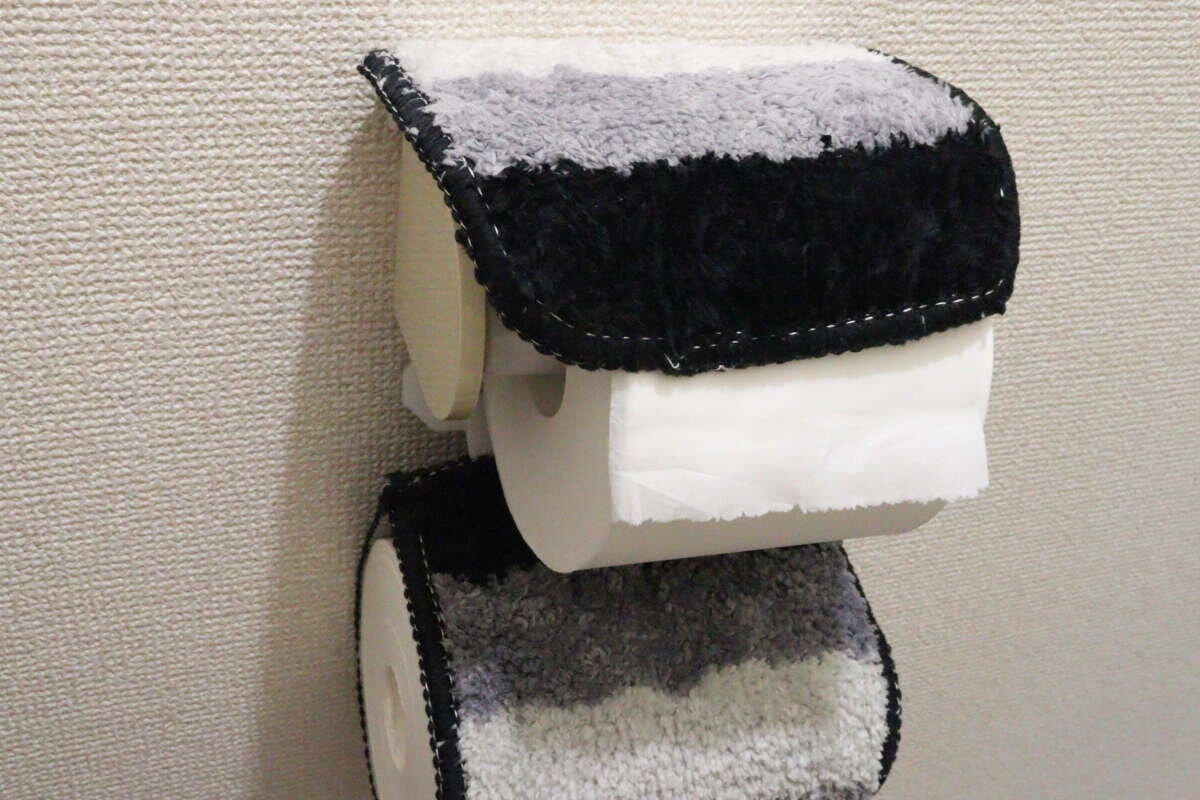 トイレットペーパーとカバーがセットされたホルダー全体の様子 トイレットペーパーとカバーがセットされたホルダー全体の様子
