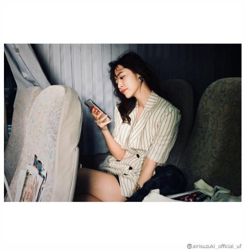 鈴木愛理、太ももチラリ…SEXYショットに釘付け“バブリーファッション”にも反響