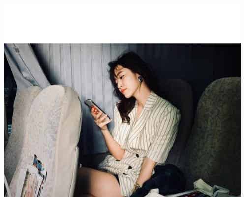 鈴木愛理、太ももチラリ…SEXYショットに釘付け“バブリーファッション”にも反響