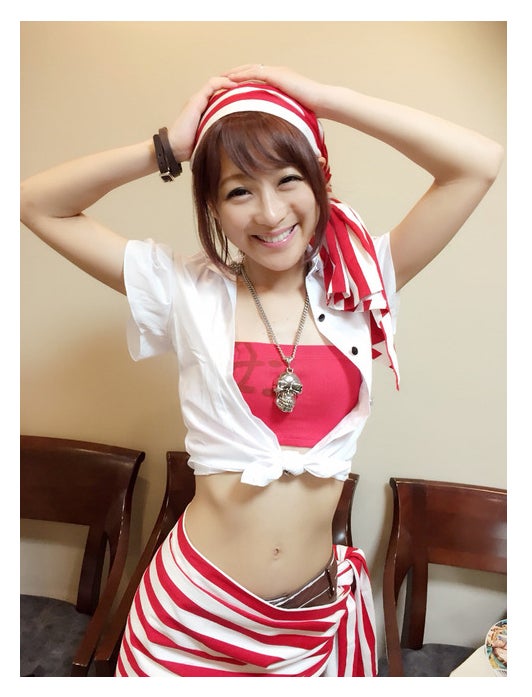 美くびれをチラ見せした鈴木奈々／オフィシャルブログ（LINE）より