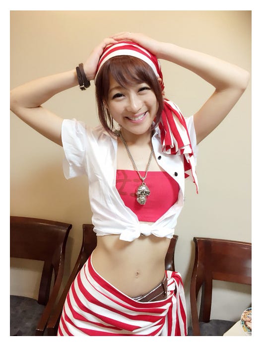 美くびれをチラ見せした鈴木奈々/オフィシャルブログ(LINE)より