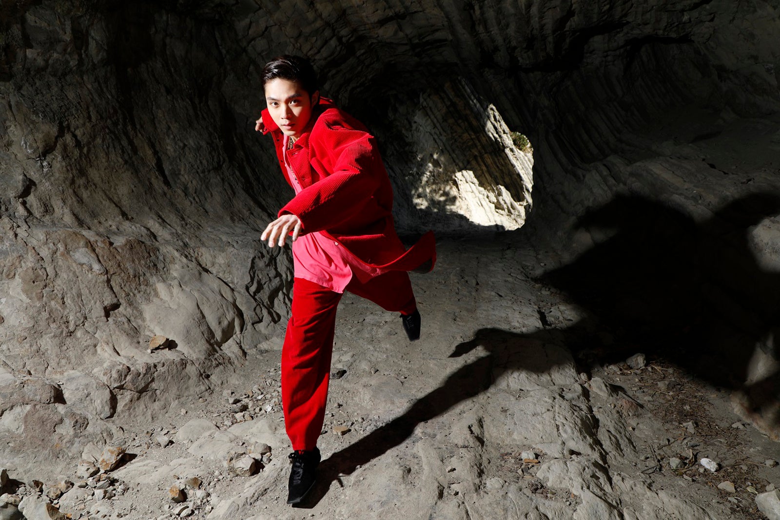 磯村勇斗／撮影：レスリー・キー（東京ニュース通信社刊）