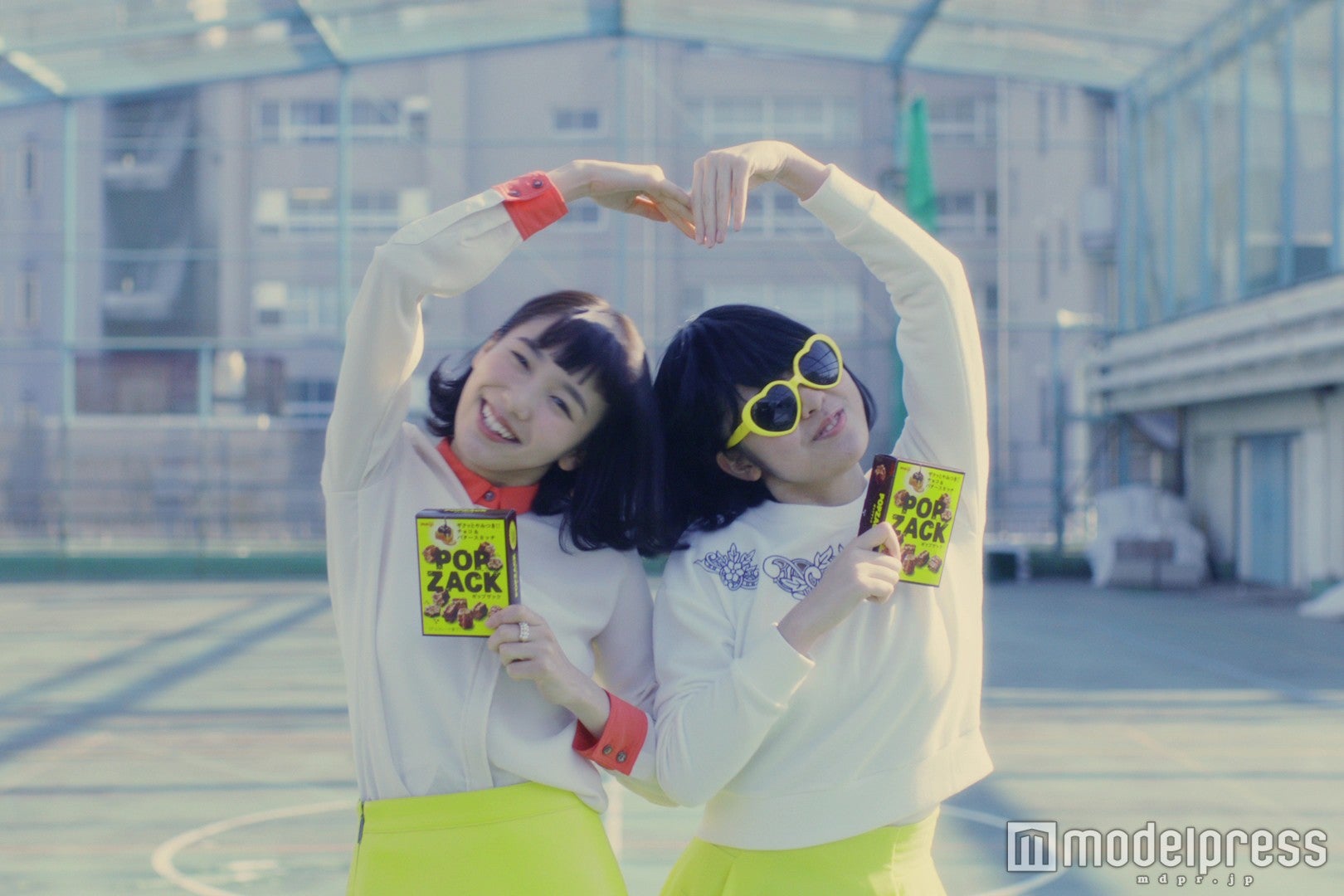 飯豊まりえ（左）／新CMより