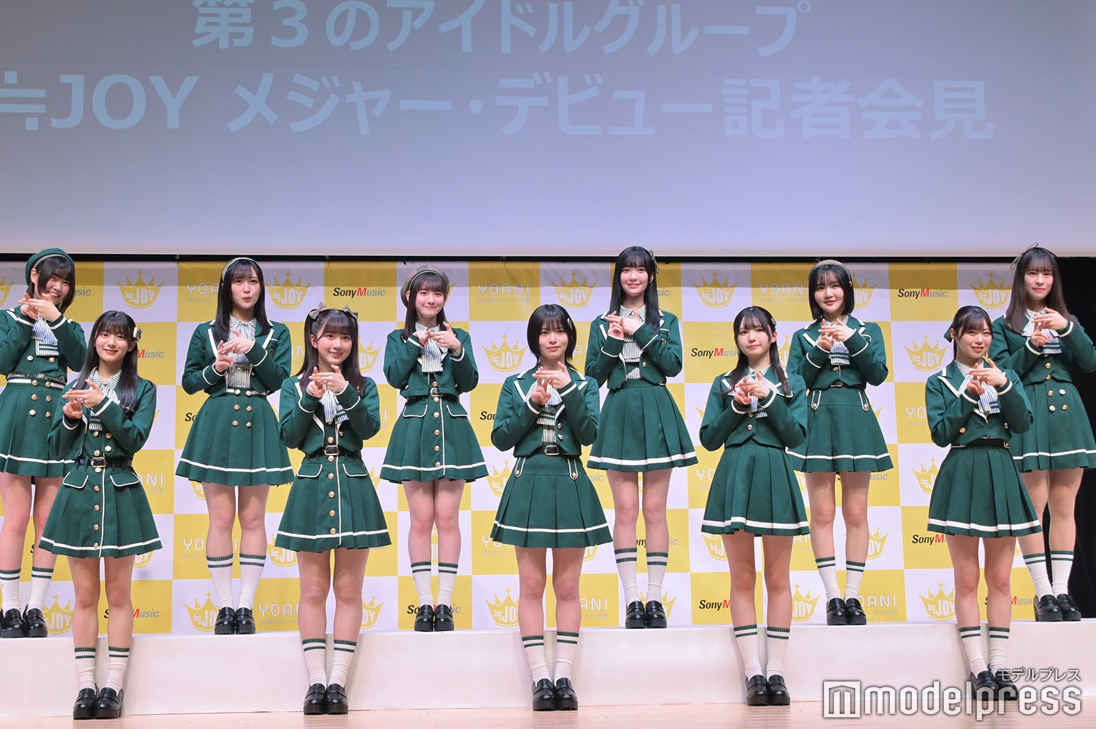 ≒JOY（後列左から）小澤愛実、逢田珠里依、山野愛月、山田杏佳、藤沢莉子、高橋舞（前列左から）大信田美月、天野香乃愛、江角怜音、市原愛弓、村山結香（C）モデルプレス