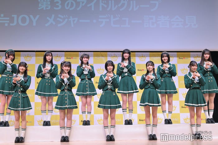 ≒JOY(後列左から)小澤愛実、逢田珠里依、山野愛月、山田杏佳、藤沢莉子、高橋舞(前列左から)大信田美月、天野香乃愛、江角怜音、市原愛弓、村山結香(C)モデルプレス