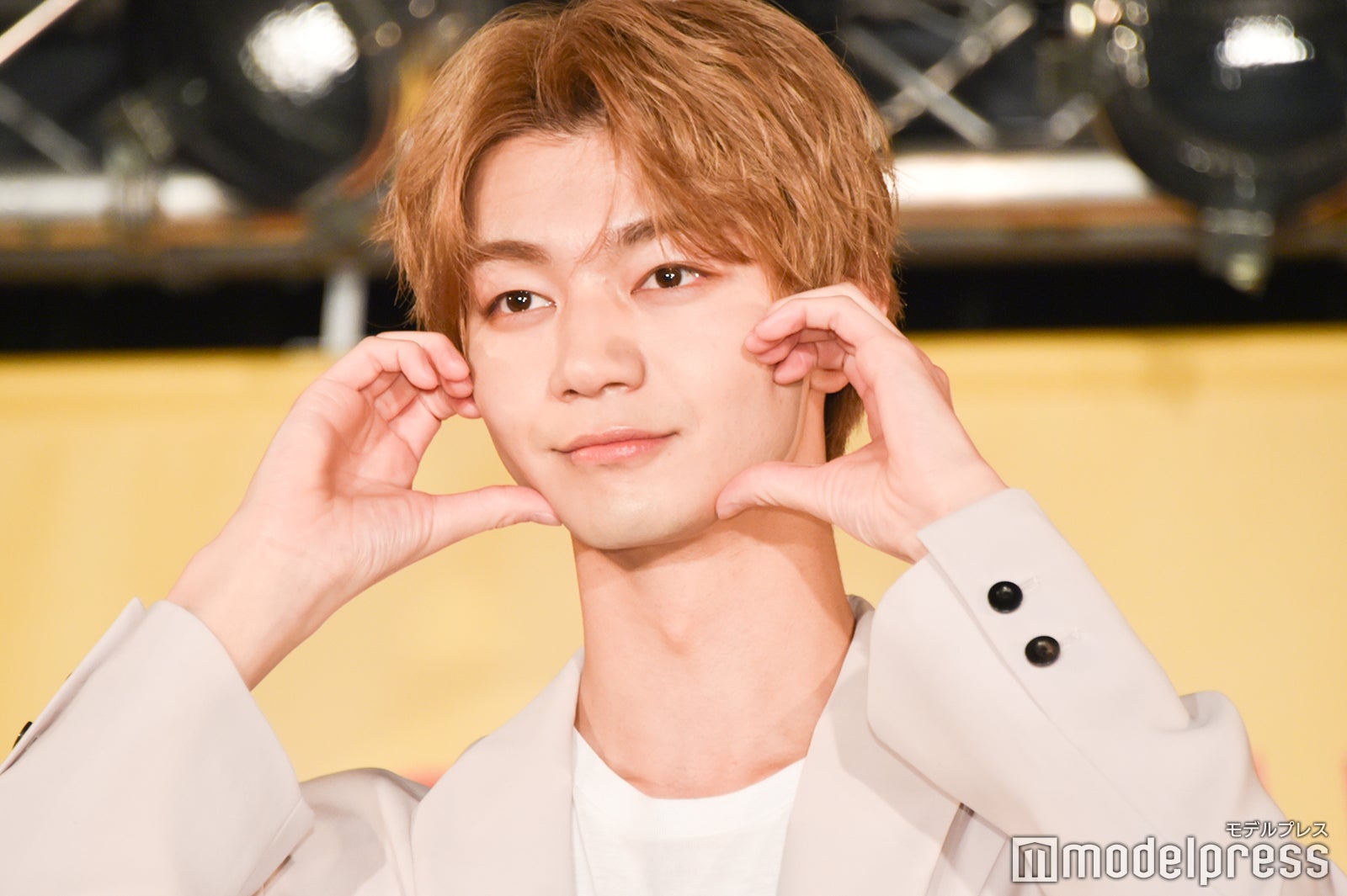 両手でハートをリクエストされた吉澤要人（C）モデルプレス